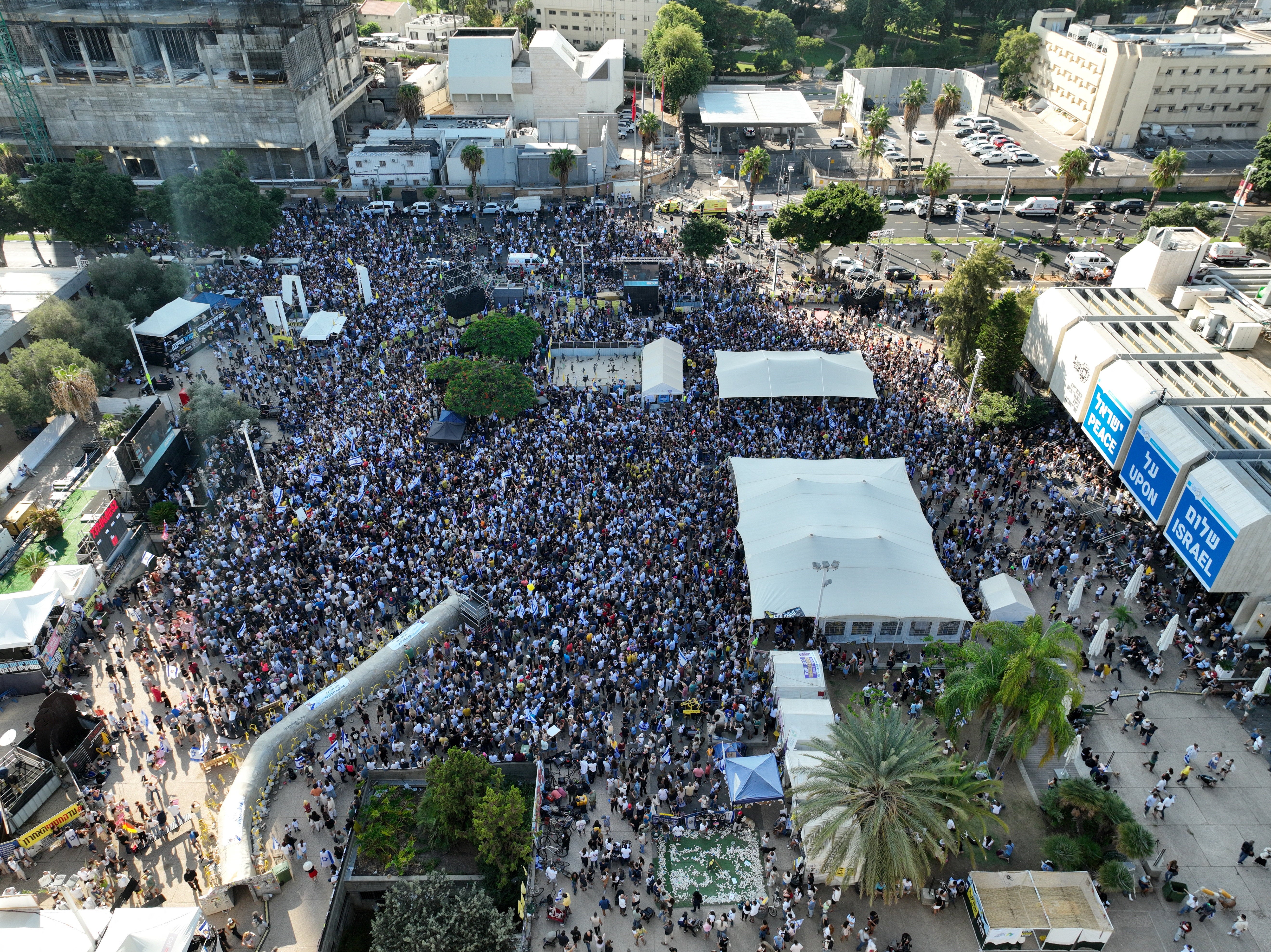 Una vista aérea muestra a personas reunidas en la Plaza de los Rehenes.