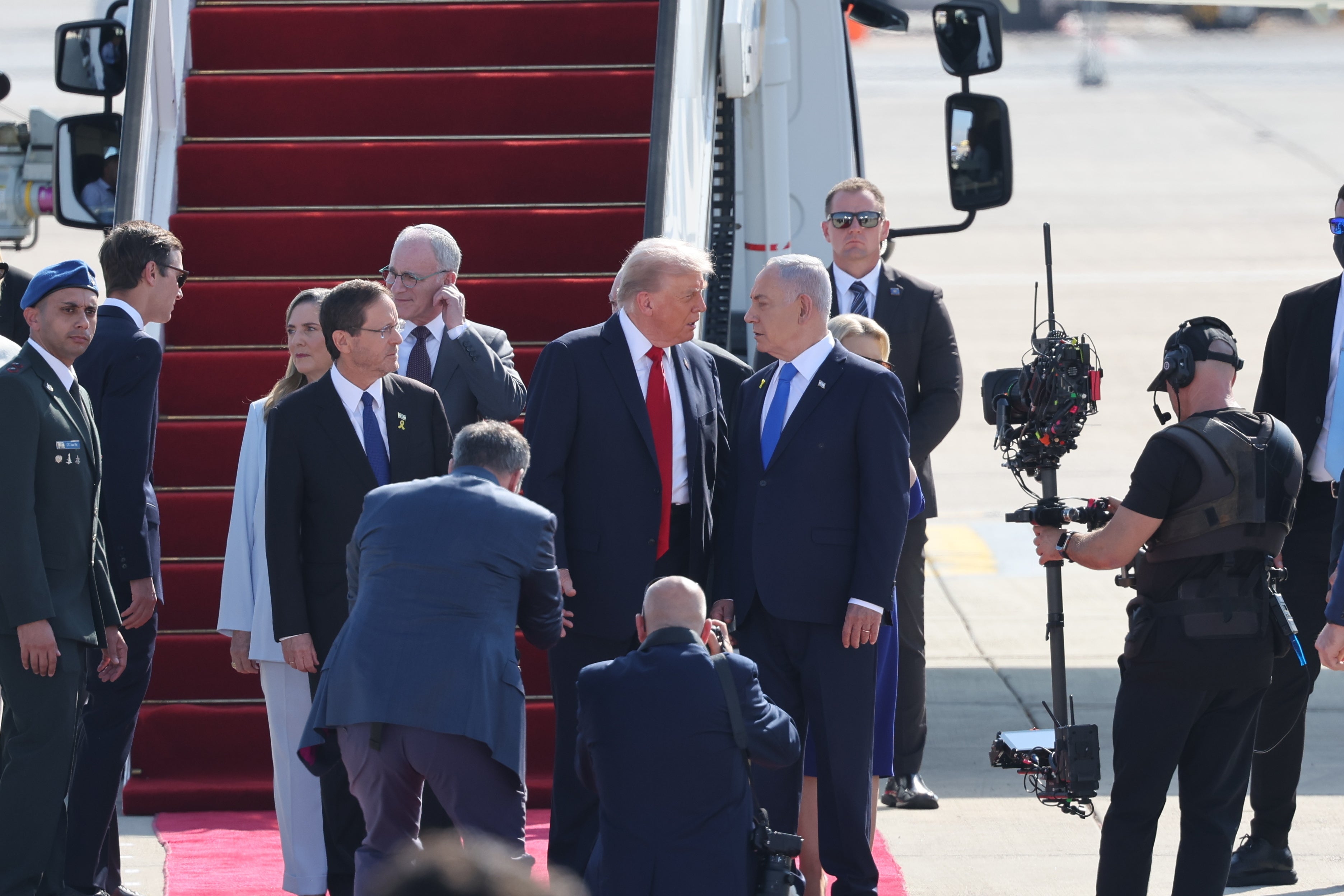 Netanyahu y Herzog con Trump al bajar del avión en Israel.