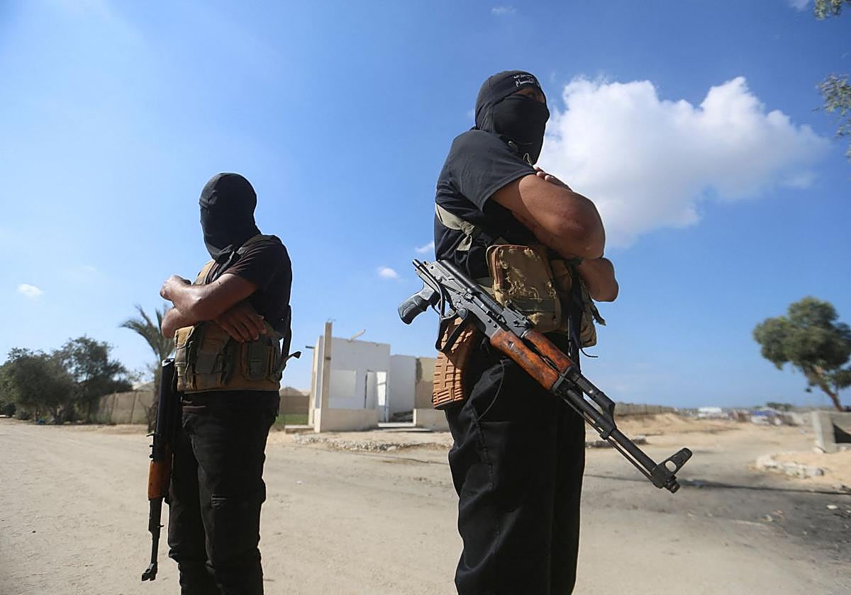 Combatientes de Hamás hacen guardia este lunes durante el intercambio de presos por rehenes con Israel