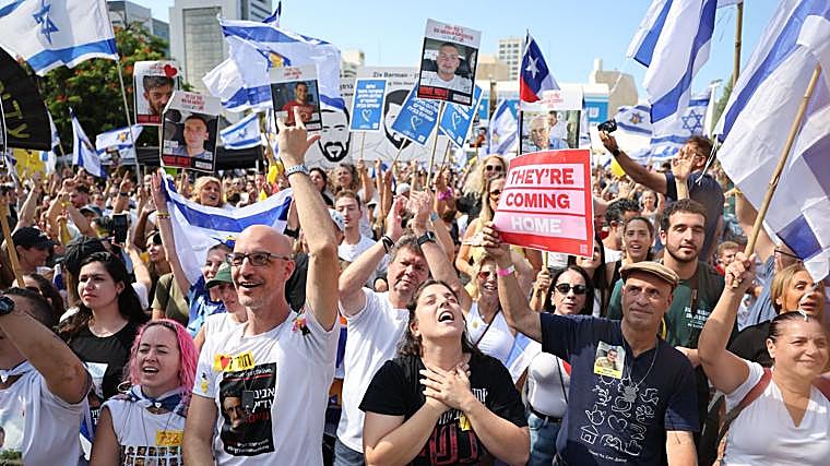 Una multitud de israelíes celebran la liberación de los secuestrados en la llamada plaza de los Rehenes