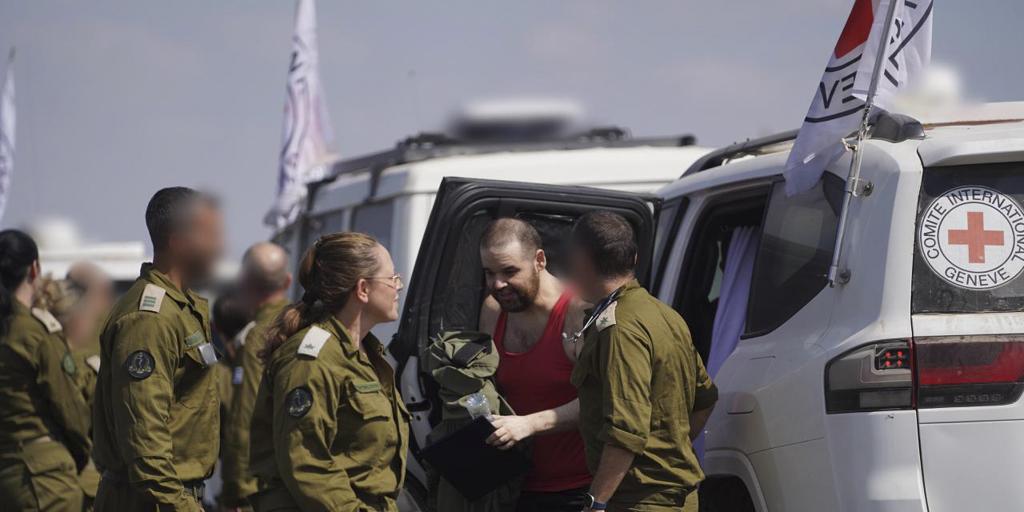 El ejército israelí dice que la Cruz Roja se dirige a recoger los cuerpos de más rehenes muertos