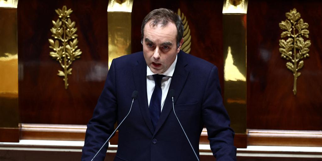 El primer ministro francés propone suspender la reforma de las pensiones de Macron para recabar el apoyo de los socialistas
