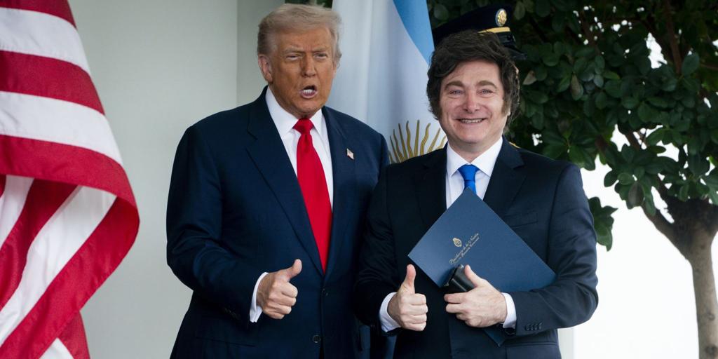 Trump promete apoyo total a Milei y condiciona la ayuda de EE.UU. a su reelección