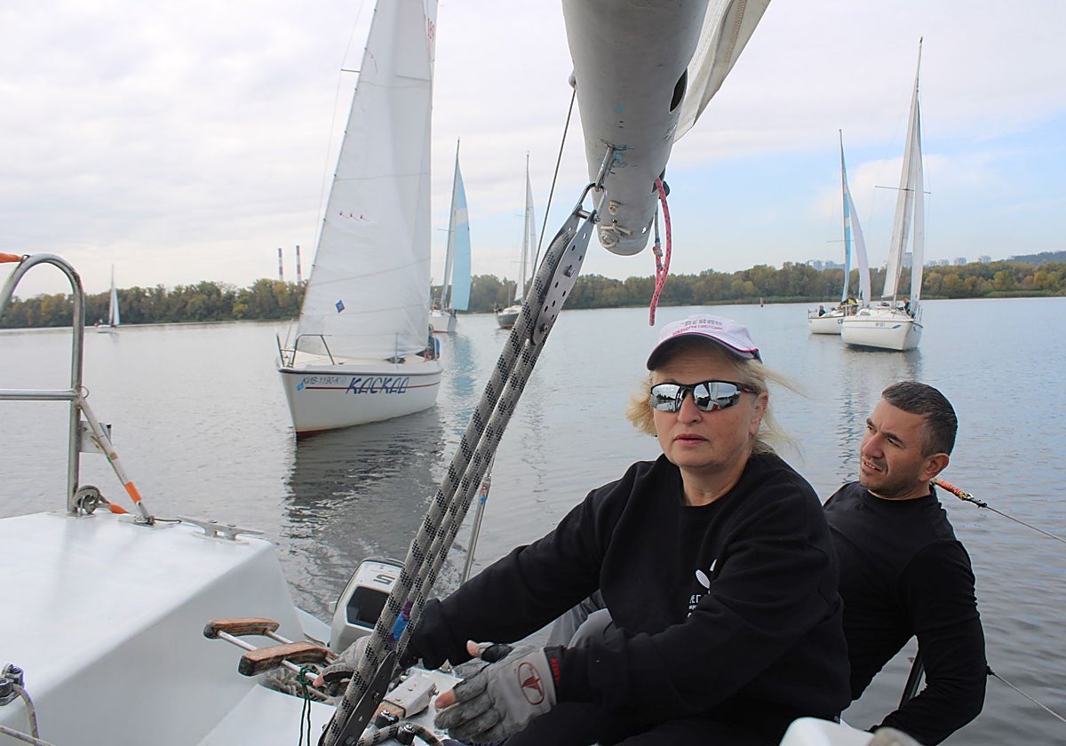 Anna Borodianska, miembro del Club Náutico de Crucero de Kiev y organizadora del evento en que participan veteranos y miembros de las Fuerzas Armadas en activo.