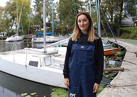 Imagen secundaria 1 - A vela sobre el Dniéper para sanar las heridas de la guerra en Ucrania