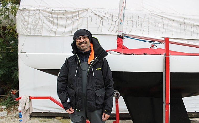 Imagen principal - A vela sobre el Dniéper para sanar las heridas de la guerra en Ucrania