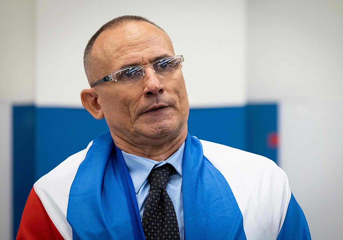 El disidente cubano José Daniel Ferrer habla durante una conferencia de prensa tras ser obligado a exiliarse en Miami, Florida