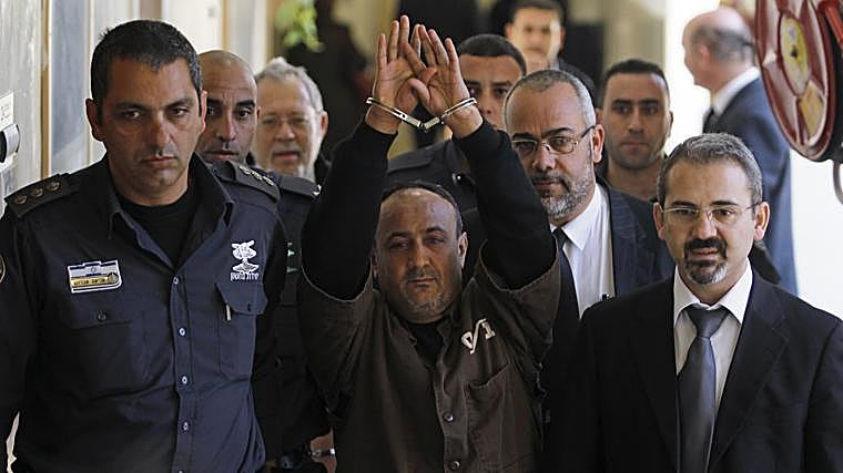 Un guardia de prisión israelí escolta a Barghouti a una deliberación en el tribunal de Jerusalén.