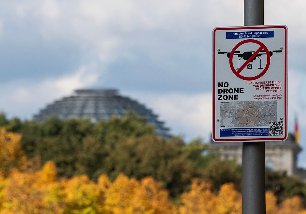 Una señal indica el inicio de una «Zona Prohibida para Drones» en el centro de Berlín