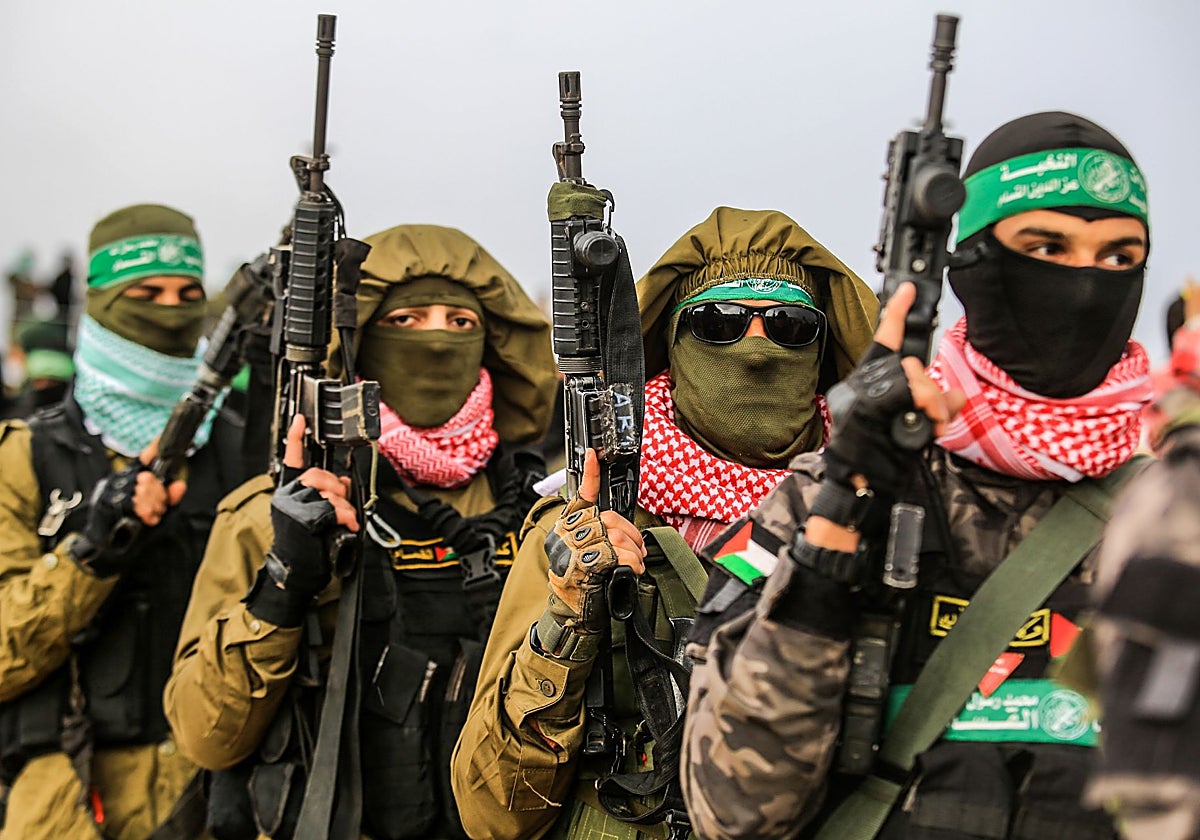 Miembros de Hamás durante una entrega de cuerpos, en febrero