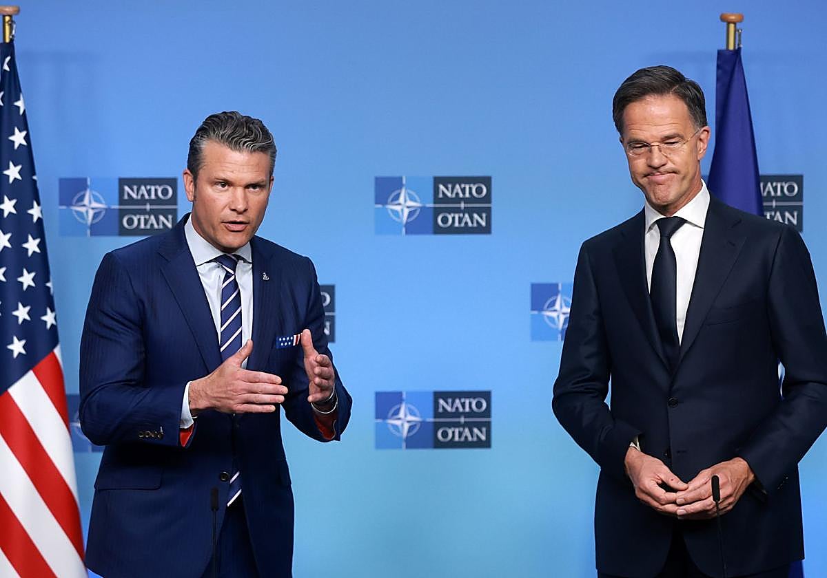 El secretario de Guerra de EE.UU., Pete Hegseth, junto al secretario general de la OTAN, Mark Rutte, en la reunión de los Estados del Tratado Atlántico en Bruselas