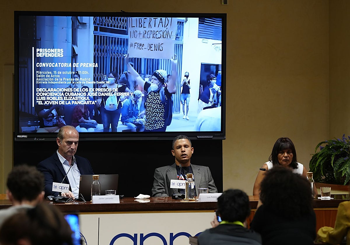 Diálogo entre los opositores cubanos Ferrer y Robles en la sede de la APM en Madrid