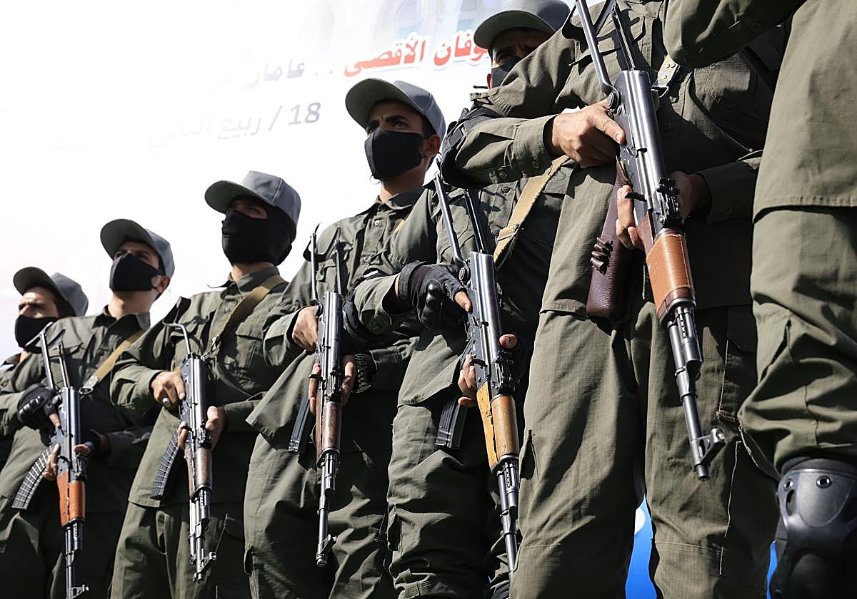 Miembros hutíes armados.