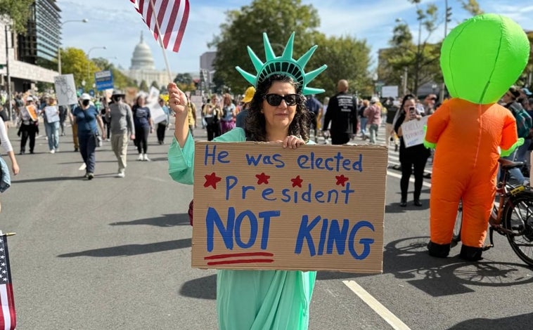 Imagen principal - Protesta en Washington, con disfraces, tambores y pancartas contra la concentración de poder