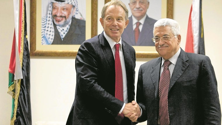 Blair, en 2007, enviado del Cuarteto para Oriente Medio, estrecha la mano del presidente de la Autoridad Palestina, Mahmud Abás.