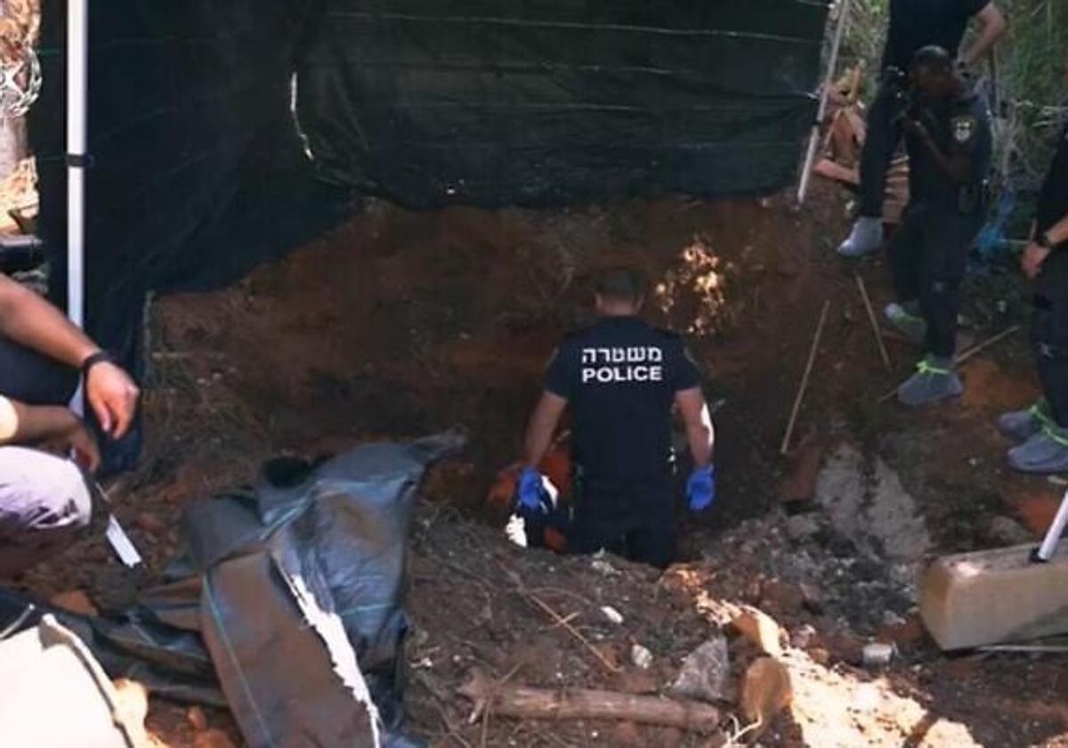 Los agentes hallaron el cadáver en un pozo ubicado en el patio de su casa.