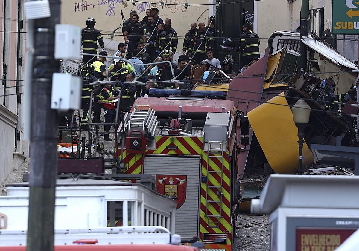 Los bomberos acuden tras el accidente del funicular.