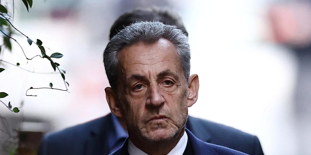 Dos policías se alojarán en la celda contigua a la de Sarkozy para garantizar su seguridad