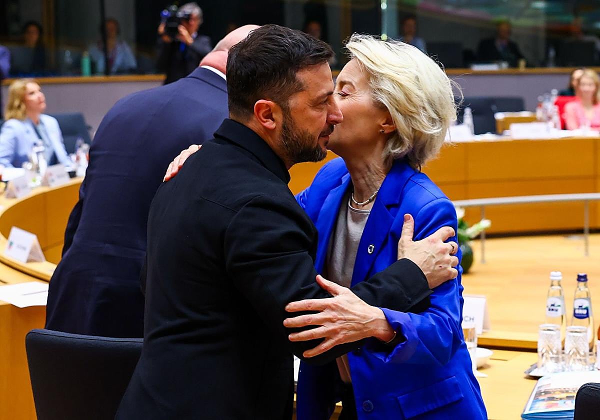 Volodímir Zelenski y Ursula von der Leyen se saludan en la reunión del Consejo Europeo