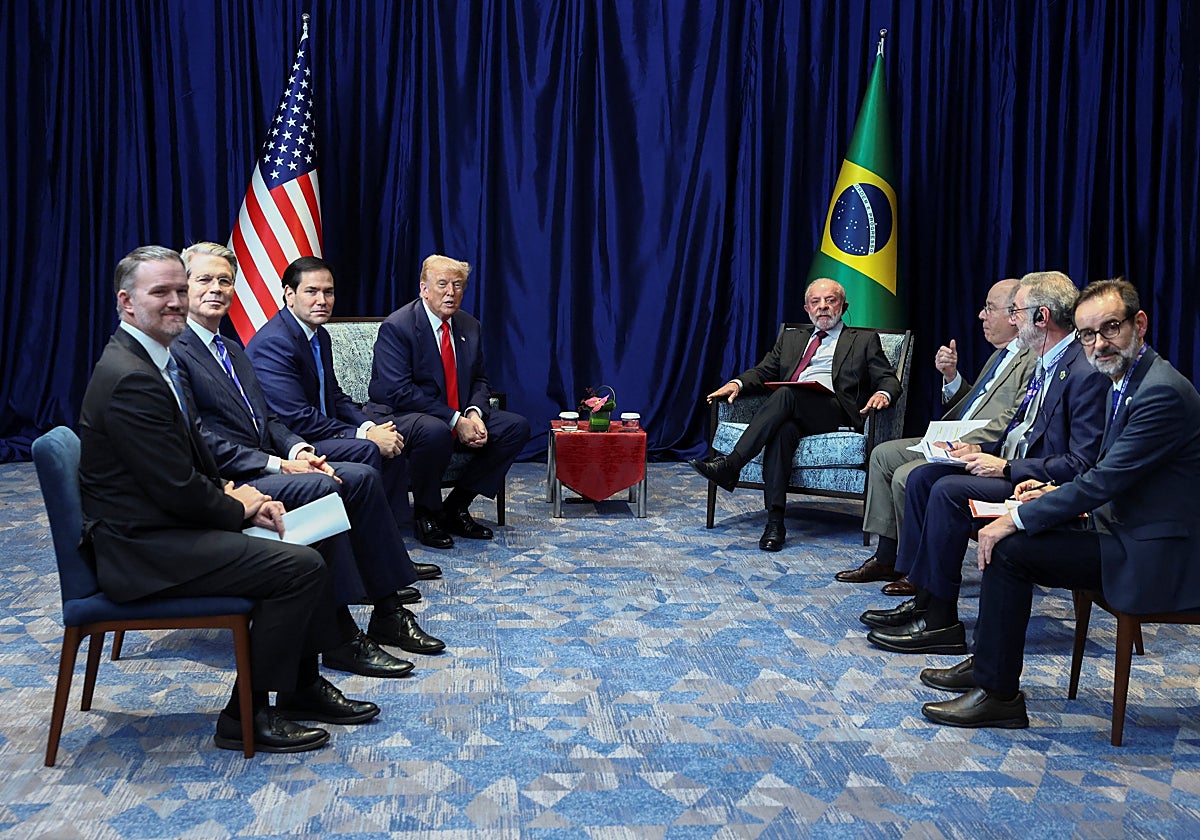 El presidente Trump participa en una reunión con su homólogo brasileño, Lula da Silva, en los márgenes de la cumbre del ASEAN en Malasia