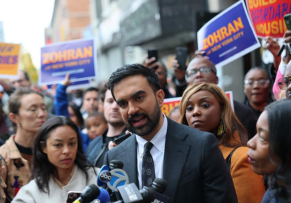 Zohran Mamdani, el candidato demócrata por la alcaldía de la ciudad de Nueva York, habla frente a una mezquita y centro cultural del Bronx el 24 de octubre de 2025