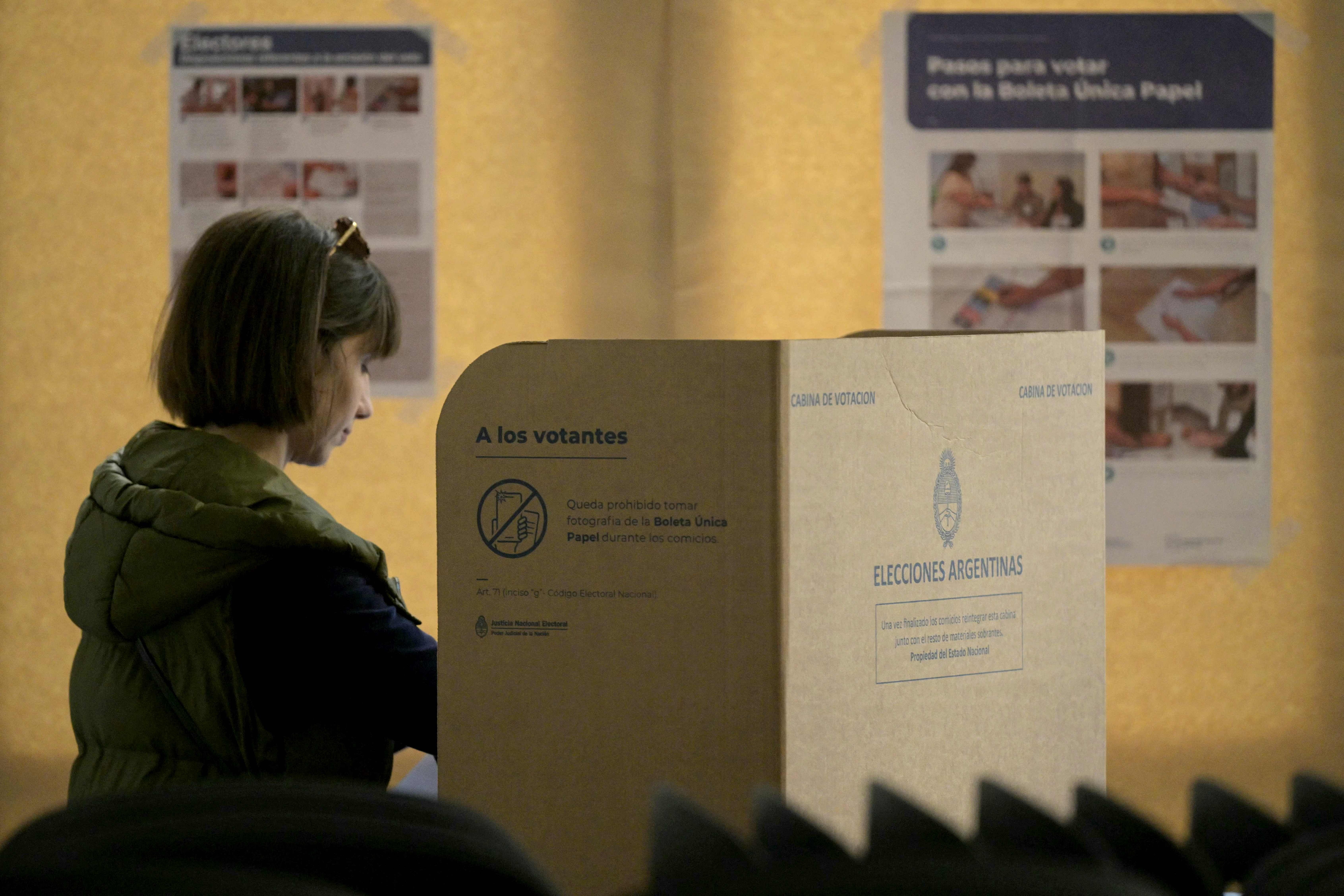 Milei sorprende y se impone en las elecciones legislativas de Argentina con más del 40% de los votos