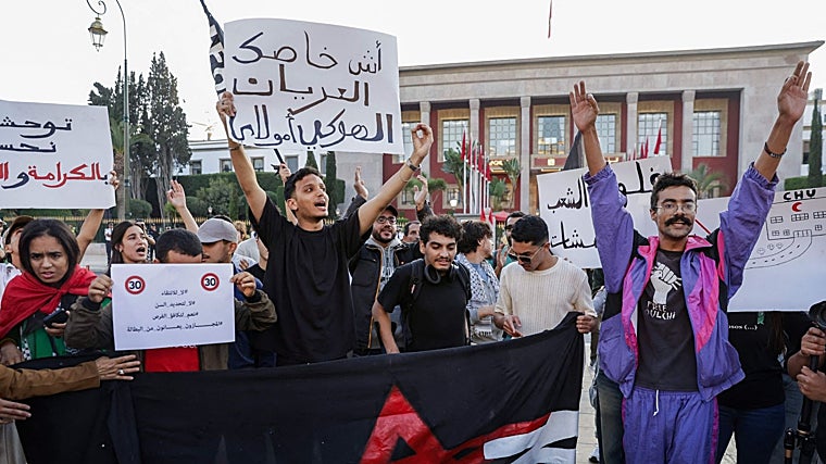 Jóvenes participan en una manifestación para exigir reformas en la sanidad pública y la educación frente al Parlamento en Rabat (Marruecos)