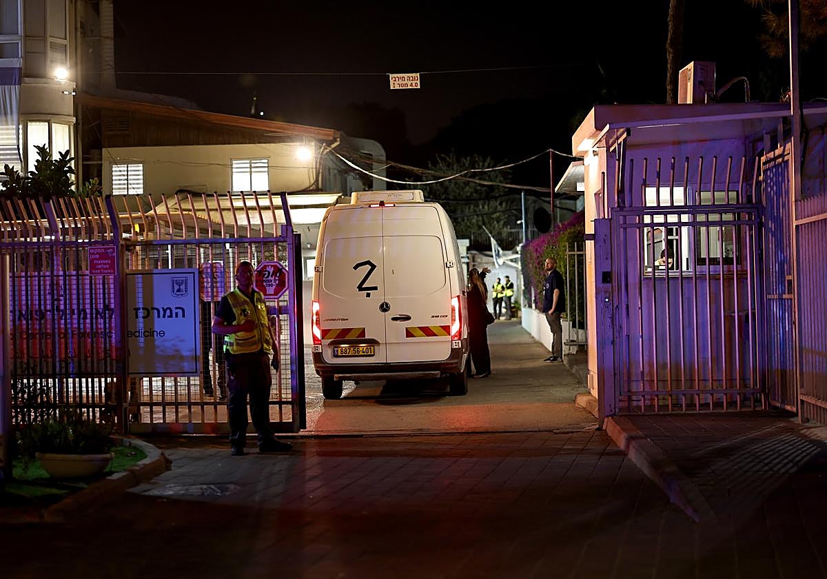 Un vehículo que transporta el cuerpo de un rehén israelí llega al Centro Nacional de Medicina Forense de Tel Aviv.