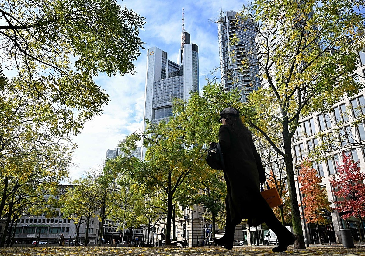 Una mujer camina en el distrito bancario de Fráncfort del Meno, en el oeste de Alemania