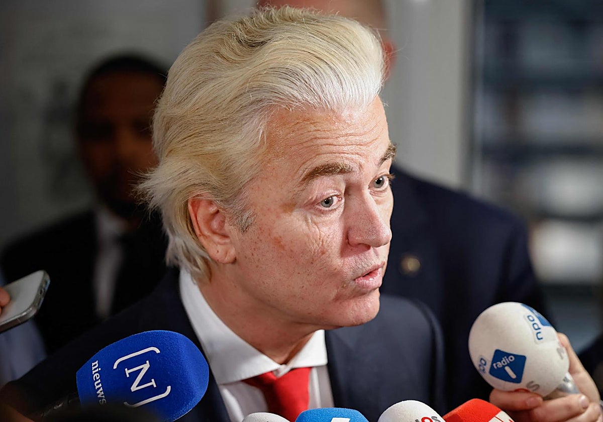 El ultraderechista Wilders (izquierda) ha perdido un tercio de escaños