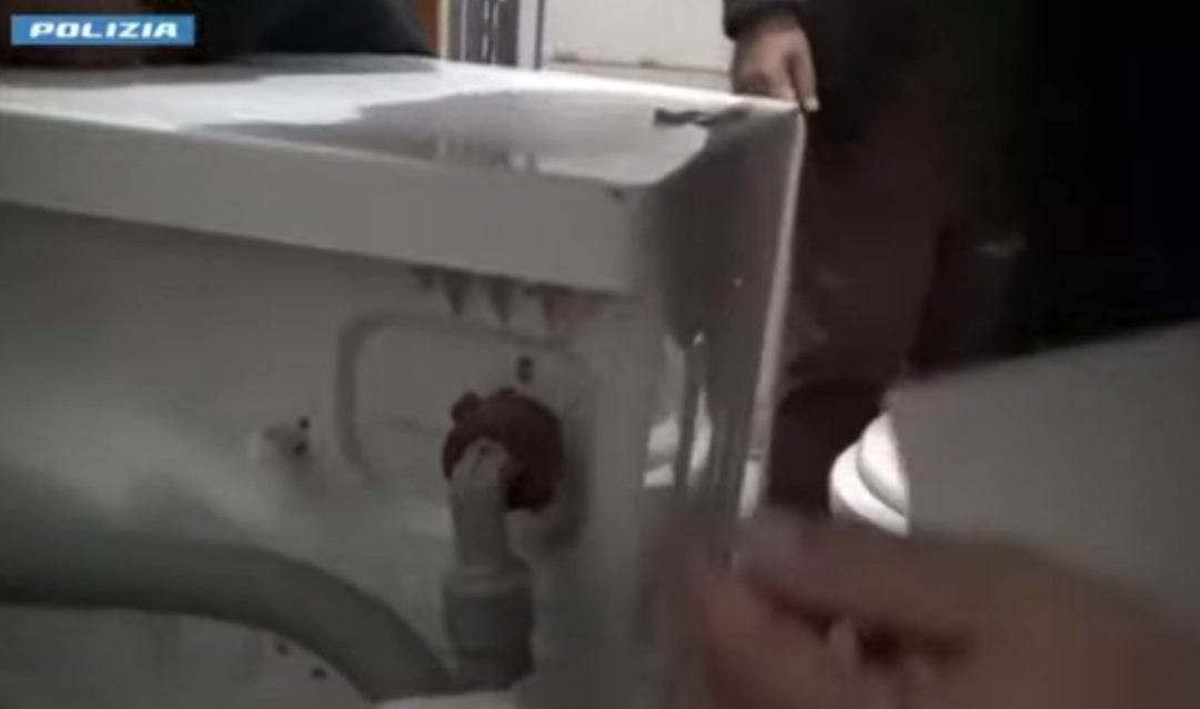 La Policía buscando microcámaras en el inmueble