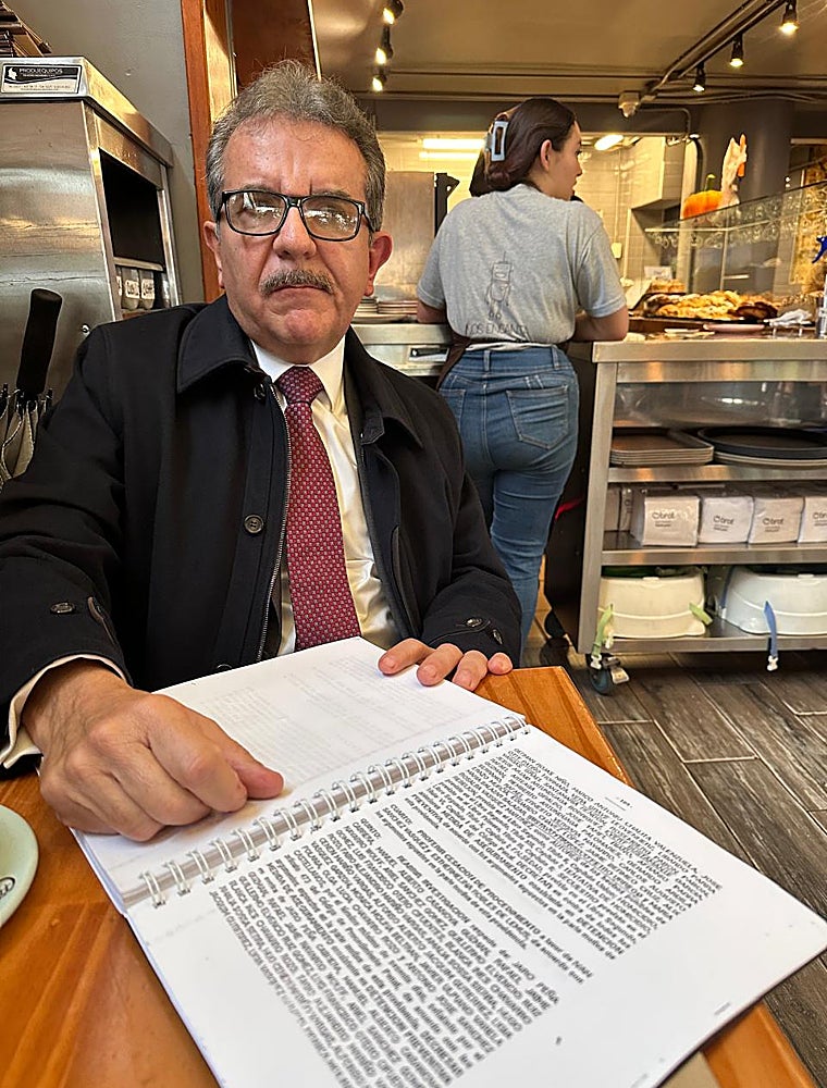 El magistrado Carlos Medellín Becerra muestra la sentencia contra Petro, que después fue indultado