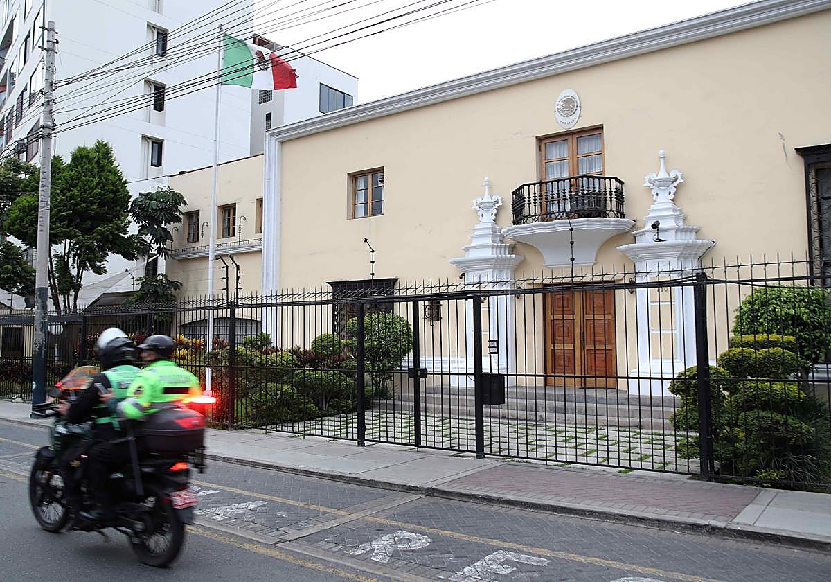 Fotografía donde se observa la fachada de la Embajada de México este lunes, en Lima (Perú)