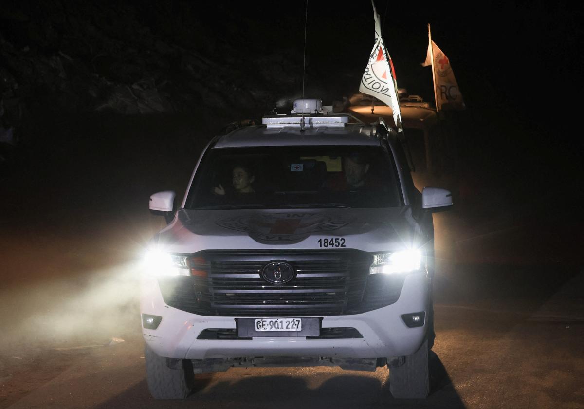 El vehículo de la Cruz Roja que ha recogido el ataúd del rehén