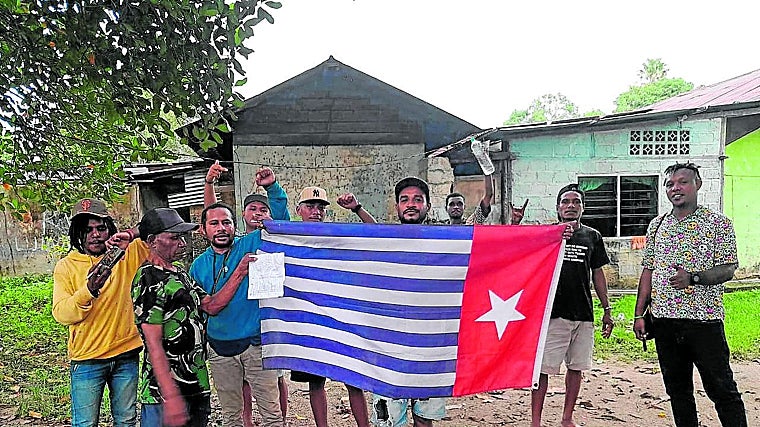 Un grupo de papúes muestran la que consideran su bandera nacional