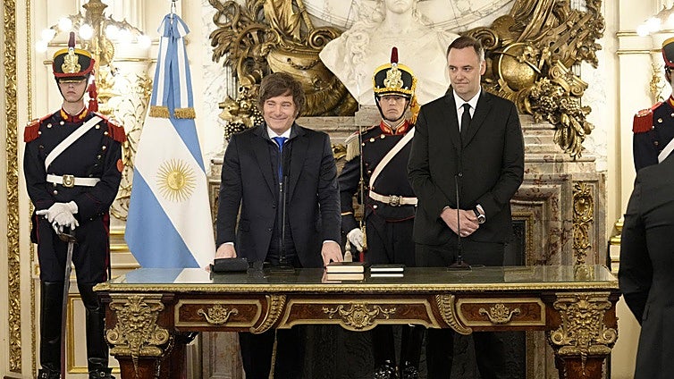 Manuel Adorni  toma posesión como jefe de Gobierno de Milei en medio de una polémica con Macri