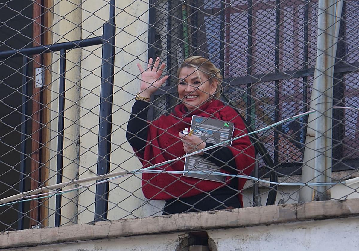 La expresidenta boliviana Jeanine Áñez, saluda desde el Centro de Orientación Femenina de Miraflores, en La Paz