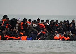 Rescatados cerca de cien inmigrantes tras hundirse una embarcación en aguas del Canal de la Mancha