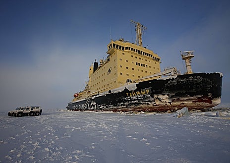 Imagen secundaria 1 - En la primera foto, el hielo flota cerca de un barco frente a la isla Sermitsiaq cerca de Nuuk, Groenlandia. En la segunda, el rompehielos nuclear ruso Taimyr en el cabo Kamenny, al norte del país euroasiático. La portada del libro 'Guerra blanca' de Mian en la tercera imagen. 