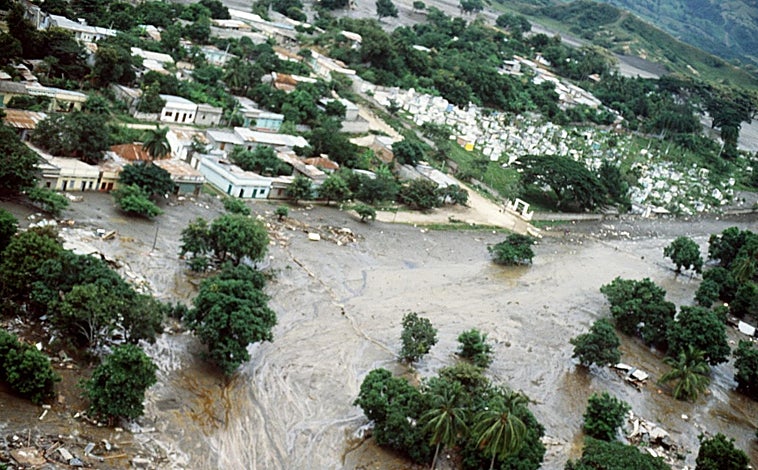 Imagen principal - Arria, panorámica de la ciudad de Armero tras la erupción del volcán Nevado del Ruíz; debajo, vestigios de la ciudad 40 años después de la erupción del volcán Nevado del Ruiz