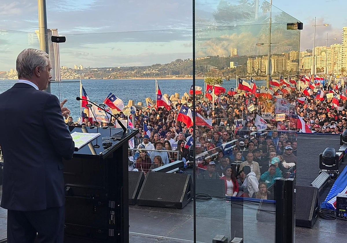 José Antonio Kast ofrece un mitin rodeado por cristales blindados