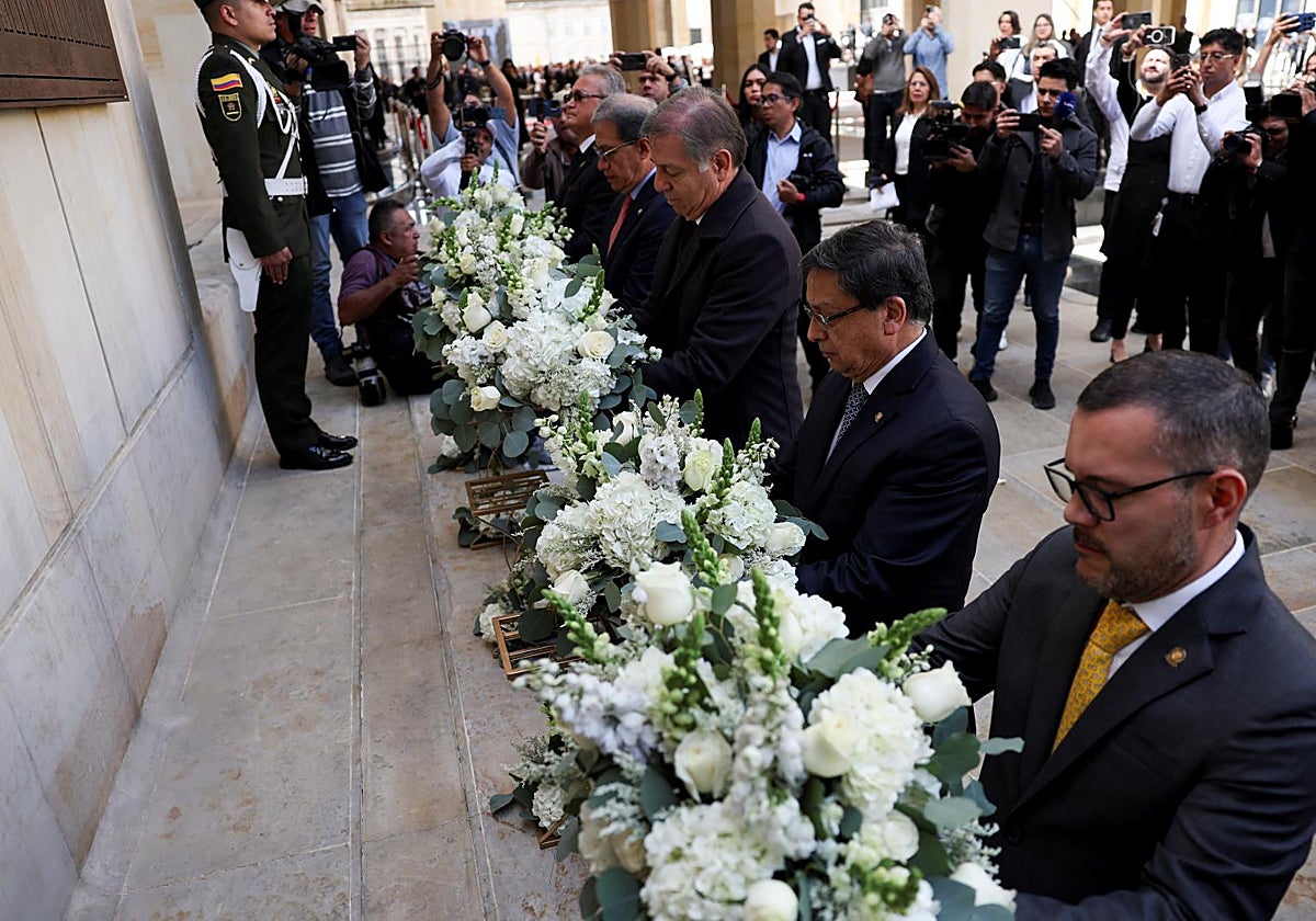 Los presidentes de varios tribunales superiores colocan una ofrenda floral en una placa conmemorativa, durante una ceremonia que marca el 40 aniversario de la toma del Palacio de Justicia por parte del grupo guerrillero M-19