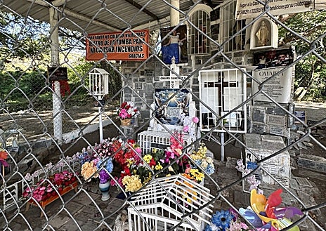 Imagen secundaria 1 - Arriba, objetos ofrecidos a Omayra como muestra de devoción; debajo, a la izquierda, la tumba oficial, la derecha, la no oficial