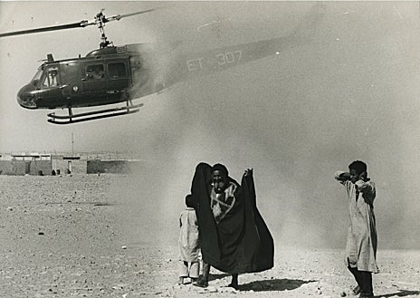 Imagen secundaria 1 - Arriba, mujeres parten hacia Tarfaya, que será el punto de inicio de la Marcha Verde en 1975. Abajo, varios miembros de la marcha se sorprenden por el ensordecedor ruido de un helicóptero español que sobrevuela el recorrido de la marcha. Al lado, imagen de la Marcha