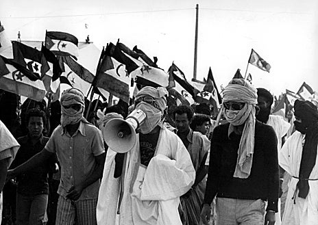 Imagen secundaria 1 - Arriba, el representante de España ante la ONU, Jaime de Piniés, interviene en la sesión del Consejo de Seguridad de la ONU, convocado a petición de España, para considerar la situación creada por la Marcha Verde. Abajo izquierda, el Frente Polisario se manifiesta pidiendo un Sahara independiente. A su derecha, una imagen de Tarfaya, donde se espera la llegada de miles de marroquíes para empezar la Marcha