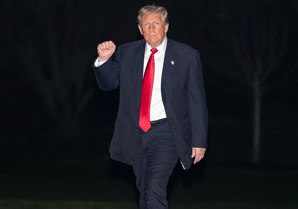 Donald Trump gesticula a su llegada a la Casa Blanca en Washington, D.C., tras un viaje a Palm Beach, Florida.