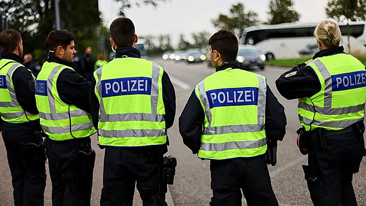 Detenido un hombre por animar a matar a políticos alemanes, como Merkel y Scholz