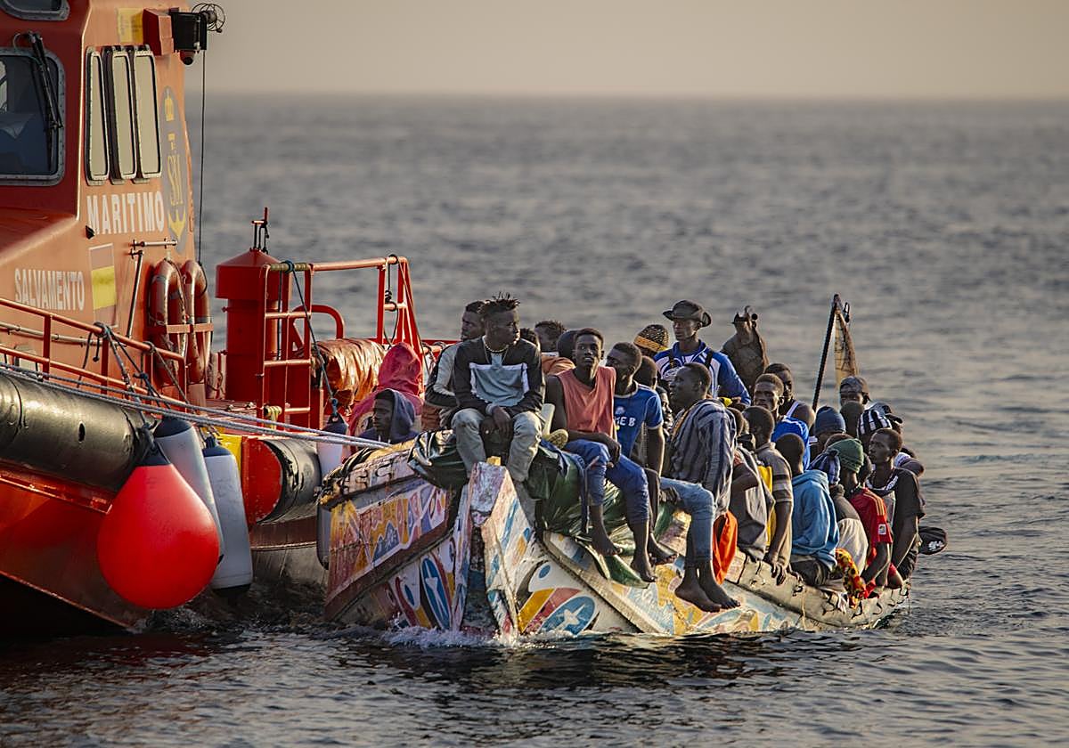 Llegada de un cayuco con 136 migrantes a El Hierro en una imagen de archivo.