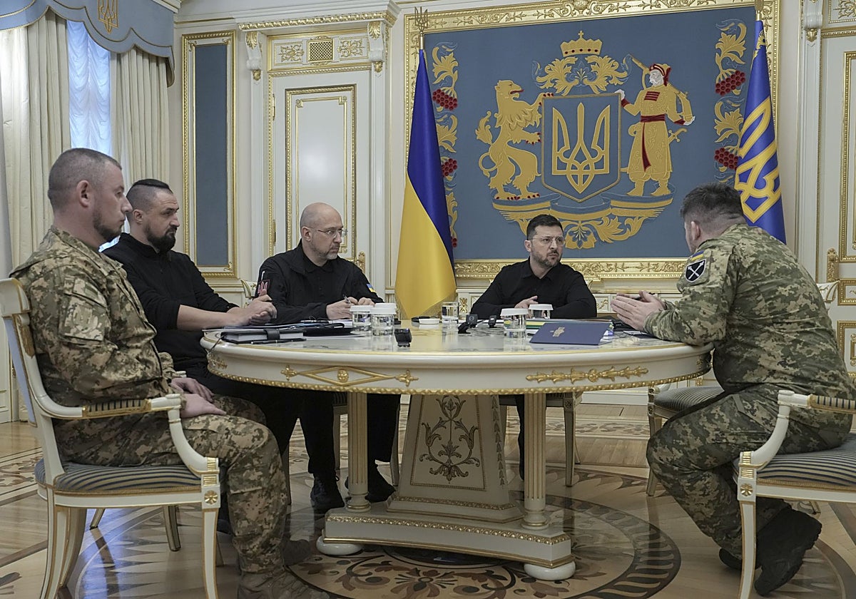 El presidente de Ucrania, Volodímir Zelenski, recibe un informe de inteligencia