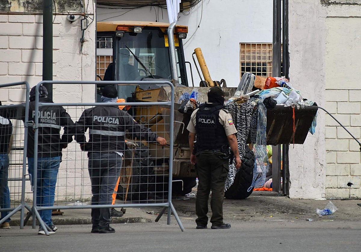 Agentes hacen limpieza en la cárcel de Machala tras las matanzas que dejaron 32 muertos